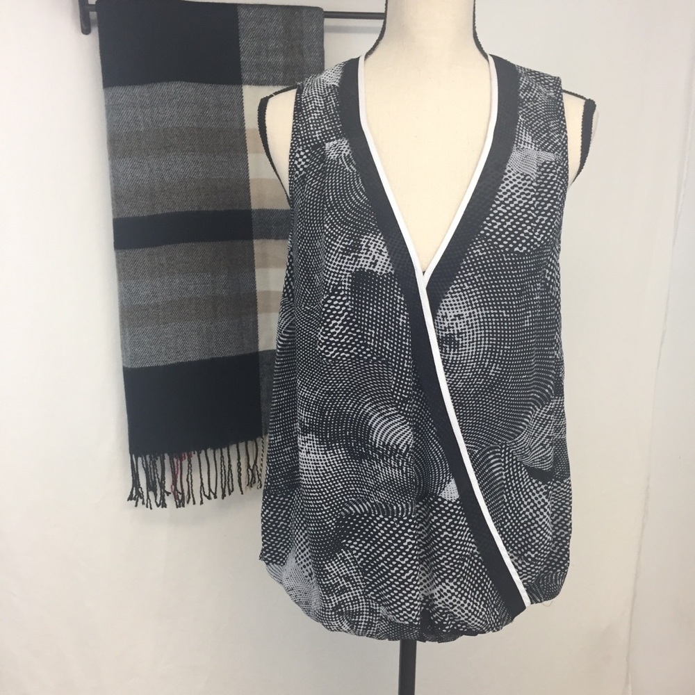 Daniel Rainn black & white sleeveless top, M
